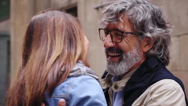 在街上亲切地拥抱着幸福成熟的欧洲夫妻 可爱的重逢拥抱了成年的白人伴侣 退休人士享受友谊的浪漫关系 — 图库视频影像
