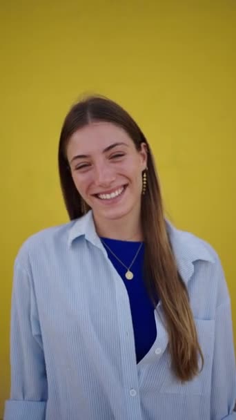 Vídeo Vertical Retrato Uma Jovem Caucasiana Com Sorriso Radiante Cabelos — Vídeo de Stock
