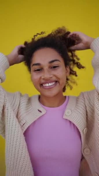 Vertikales Videoporträt Einer Jungen Latina Mit Strahlendem Lächeln Lockigem Braunem — Stockvideo
