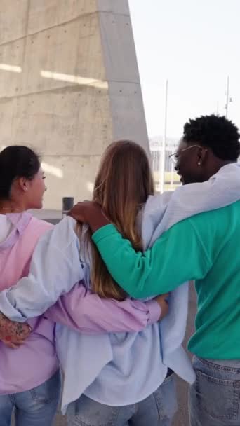 Vidéo Verticale Vue Arrière Groupe Jeunes Amis Multi Ethniques Embrassant — Video