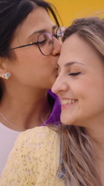 垂直的 快乐漂亮的女同性恋 男同性恋 双性恋和变性者年轻的白人女同性恋夫妇在一起亲吻 为黄色背景的视频 人们的爱情和浪漫的态度 在性问题上思想开放的一代 — 图库视频影像
