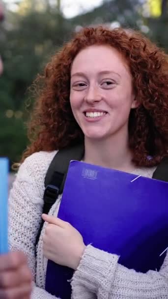 垂直的 高中时 朋友们和学生们在大学校园里谈论着如何建立起友谊 快乐的红头发少女在学校里说话 笑和讨论 Community Gen — 图库视频影像