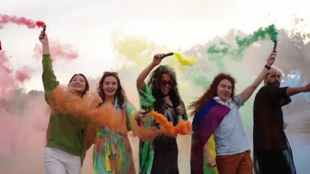 Diversos Grupos Emocionados Jóvenes Caminando Bailando Celebrando Juntos Día Del — Vídeos de Stock