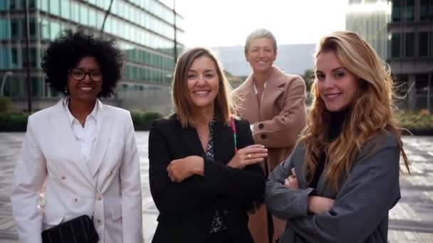 Portrét Skupiny Mocných Multiracionálních Podniků Pouze Ženy Různého Věku Usmívají — Stock video