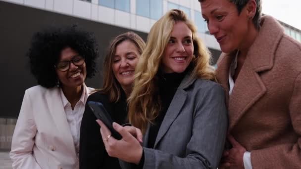 Eine Fröhliche Gruppe Multiethnischer Frauen Versammelte Sich Mit Einem Mobiltelefon — Stockvideo