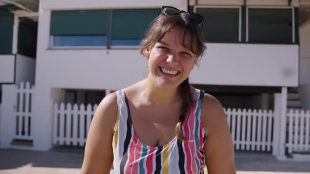 Retrato Una Joven Caucásica Sonriente Talla Grande Caminando Mirando Cámara — Vídeos de Stock