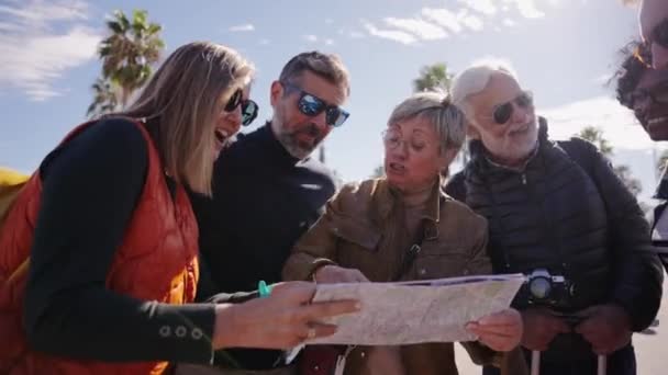 Groupe Divers Touristes Âge Moyen Debout Regardant Carte Voyage Dans — Video