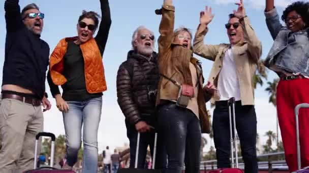 Groep Van Middelbare Leeftijd Opgewonden Vrienden Poseren Voor Camera Gelukkig — Stockvideo