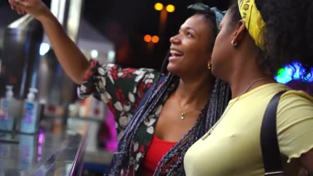 Две Счастливые Молодые Женщины Покупают Оладьи Киоске Быстрого Питания Парке — стоковое видео