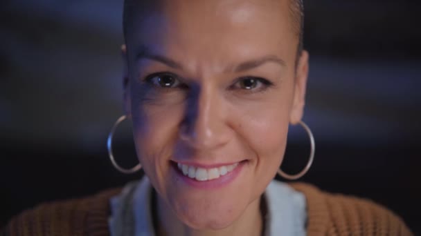 Primer Plano Retrato Atractiva Sonriente Afeitada Madura Mujer Caucásica Posando — Vídeos de Stock
