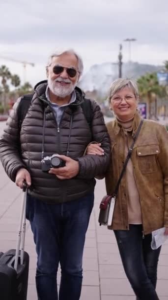 Caméra Verticale Zoomant Souriant Couple Touristique Mature Caucasien Debout Posant — Video