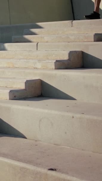 Κάθετη Ώριμος Αθλητής Άνθρωπος Τρέχει Κάτω Σκάλες Κάνει Μια Έντονη — Αρχείο Βίντεο