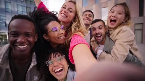 Egy Csapat Többnemzetiségű Barát Szelfit Készít Okostelefonnal Szabadban Boldog Fiatal — Stock videók