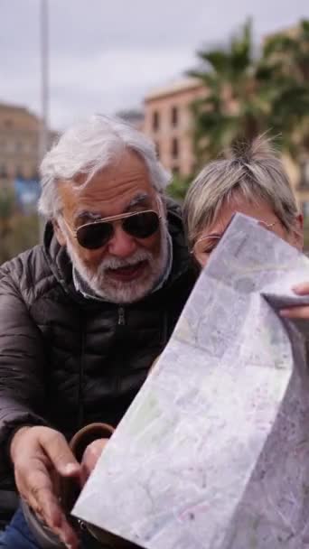 Verticaal Ouder Kaukasisch Paar Bespreken Praten Opgewonden Houden Reiskaart Kijken — Stockvideo