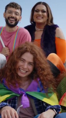 Dikey. Farklı heyecanlı genç arkadaş grubu eşcinseller festivalini birlikte kutluyor. Neşeli insanlar LGBT topluluğu dışarıdaki kameralara bakıp komik poz veriyor. Lezbiyen, gey, transseksüel ve ikili olmayan