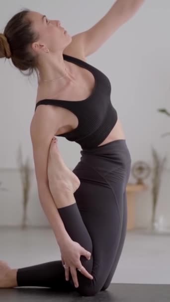 Verticaal Zijaanzicht Jonge Blanke Vrouw Grijze Sportkleding Doet Yoga Een — Stockvideo