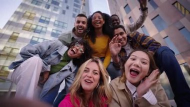 Bir grup mutlu insan eğlenceli bir anı paylaşıyorlar. Genç arkadaşlar boş zamanlarında selfie çekiyorlar. Ekip birlikte seyahat ediyor. Kameraya bakarak gülümseyen topluluk portresi