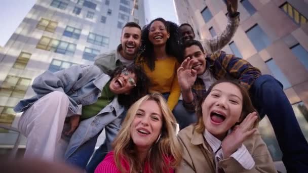 一群快乐的人正在分享一个有趣的时刻 年轻的朋友在休闲活动中拍一张自拍的照片 这个团队正在一起旅行 在镜头前微笑社区肖像 — 图库视频影像