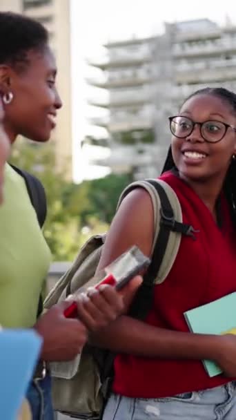 Vista Laterale Verticale Tre Studentesse Africane Passeggiano Spensierate Campus Universitario — Video Stock