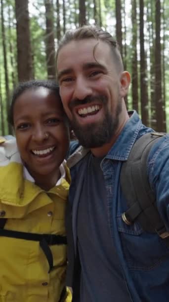 Vertikal Junges Multiethnisches Paar Auf Einem Wanderweg Der Von Bäumen — Stockvideo