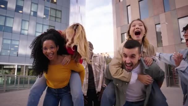 Grupo Jovens Amigos Multi Étnicos Estão Divertindo Cidade Compartilhando Sorrisos — Vídeo de Stock