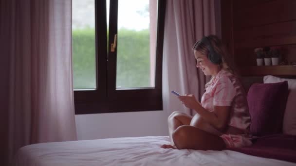 Šťastná Těhotná Žena Sedící Doma Posteli Pomocí Mobilu Radostná Máma — Stock video