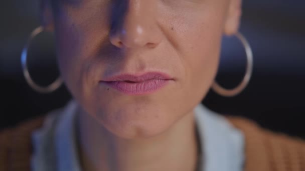 Detailní Záběr Tvář Atraktivní Ženy Středního Věku Oholenými Vlasy Vypadající — Stock video