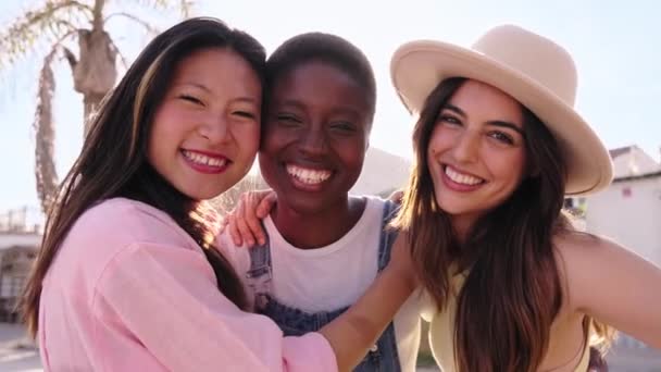 Ομάδα Από Τρεις Χαρούμενες Νεαρές Πολυφυλετικές Όμορφες Γυναίκες Που Κοιτούν — Αρχείο Βίντεο