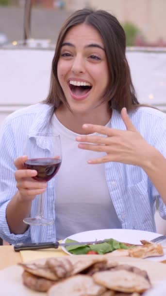 Colpo Verticale Giovane Donna Sorridente Sorpreso Tenendo Mano Bicchiere Vino — Video Stock