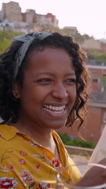Senkrecht Steht Eine Gruppe Multiethnischer Freunde Die Mit Rotwein Anstoßen — Stockvideo