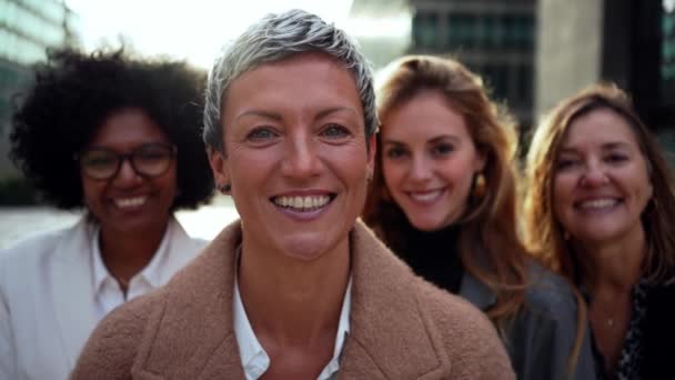 Groep Multiraciale Zakenvrouwen Van Verschillende Leeftijden Zoek Lachend Naar Camera — Stockvideo