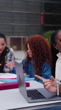 Dikey grup gülümseyen çok ırklı öğrenciler dizüstü bilgisayar, lise kampüsünü kullanarak yaratıcı bir görev için bir araya geldiler, başarıyı kutlayan beş kişi. Eğitim projesi, dijital ekran