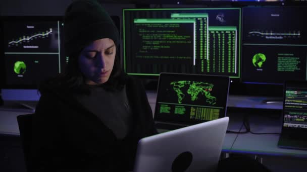 兴奋的女人用笔记本电脑 女性黑客在黑暗氛围中成功地利用屏幕背景下的系统代码来庆祝网络攻击的成功 盗用机密资料的人 — 图库视频影像