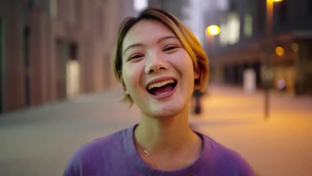 Vacker Asiatisk Trevlig Ung Kvinna Skrattar Med Vänliga Uttryck Ser — Stockvideo