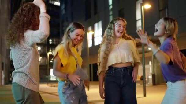 Счастливые Девушки Подруги Танцующие Празднования Успеха Городе Ночам Группа Женщин — стоковое видео
