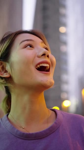 Verticaal Portret Van Een Jong Aziatisch Blank Studentmeisje Met Een — Stockvideo