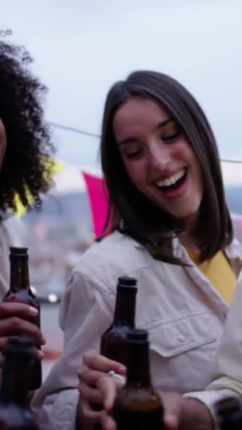 Vertical Jovens Multirraciais Alegres Brindam Com Garrafas Cerveja Comemorando Dança — Vídeo de Stock