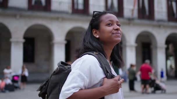 Улыбающаяся Молодая Афроамериканка Идет Городской Площади Красивая Туристка Счастлива Глядя — стоковое видео