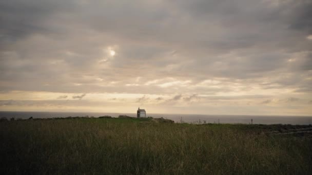Вид Панорамний Сільський Пейзаж Фермерські Угіддя Кукурудзяне Поле Будинком Задньому — стокове відео