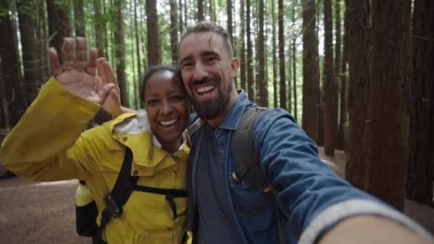 나무로 둘러싸인 하이킹 트레일에 다인종 자연에 통화를 만들기 스마트 카메라를 — 비디오