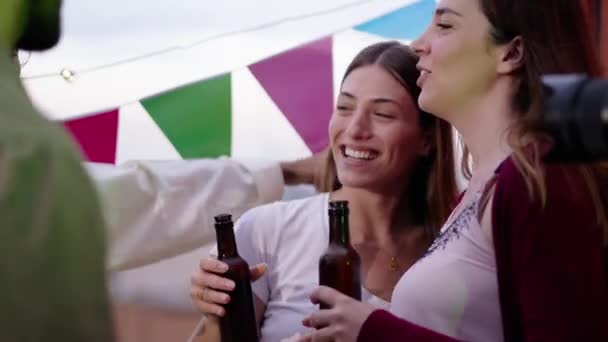 Εστιάστε Στην Ευτυχισμένη Ξανθιά Γυναίκα Ενθουσιασμένοι Ομάδα Φίλων Κρατώντας Μπουκάλια — Αρχείο Βίντεο