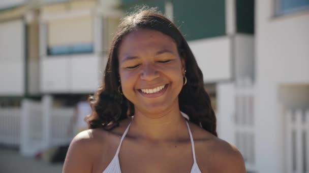 Junge Afroamerikanerin Badeanzug Lächelt Einem Sonnigen Sommertag Strand Die Kamera — Stockvideo