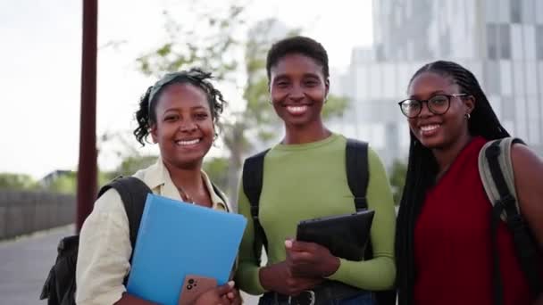 Porträt Einer Lächelnden Schönen Gruppe Junger Schwarzer Studentinnen Die Stehend — Stockvideo