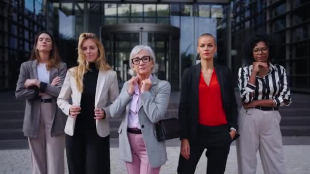 Skupina Multiraciální Různorodý Věk Podnikání Pouze Ženy Stojící Formálním Obleku — Stock video