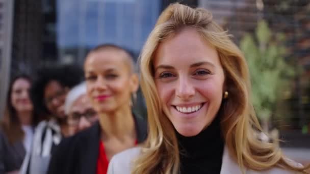 Kelompok Kerja Formal Tersenyum Bahagia Beragam Bisnis Hanya Wanita Berdiri — Stok Video