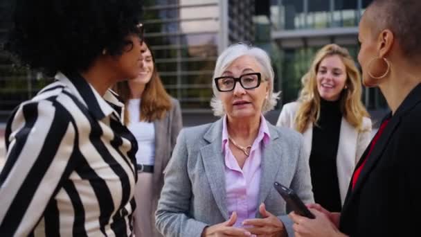 Setkání Různorodé Skupiny Profesionálních Podnikatelek Formálním Obleku Stojící Venku Před — Stock video
