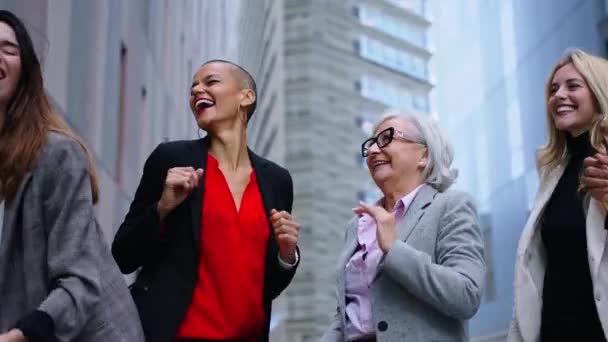 Возбужденные Счастливые Деловые Женщины Разных Возрастов Танцуют Улице Рядом Офисным — стоковое видео