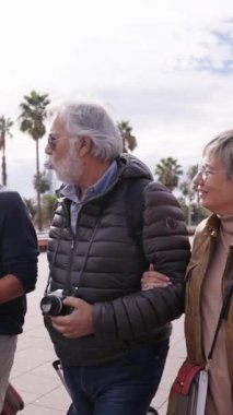 Dikey. Bir grup mutlu olgun arkadaş, bavullarıyla Avrupa sokaklarında birbirlerine bakıyorlar. Çeşitli orta yaşlı insanlar tatillerde boş vakitlerinin tadını çıkarırlar. Boşluğu kopyala
