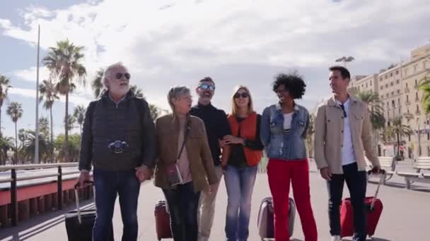 Grupo Amigos Sonrientes Mediana Edad Caminando Despreocupados Con Equipaje Calle — Vídeo de stock
