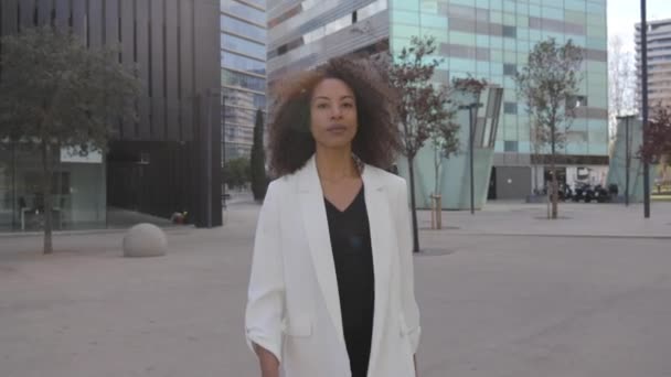Hermosa Mujer Negocios Afroamericana Adulta Caminando Mirando Cámara Pasando Multitud — Vídeos de Stock